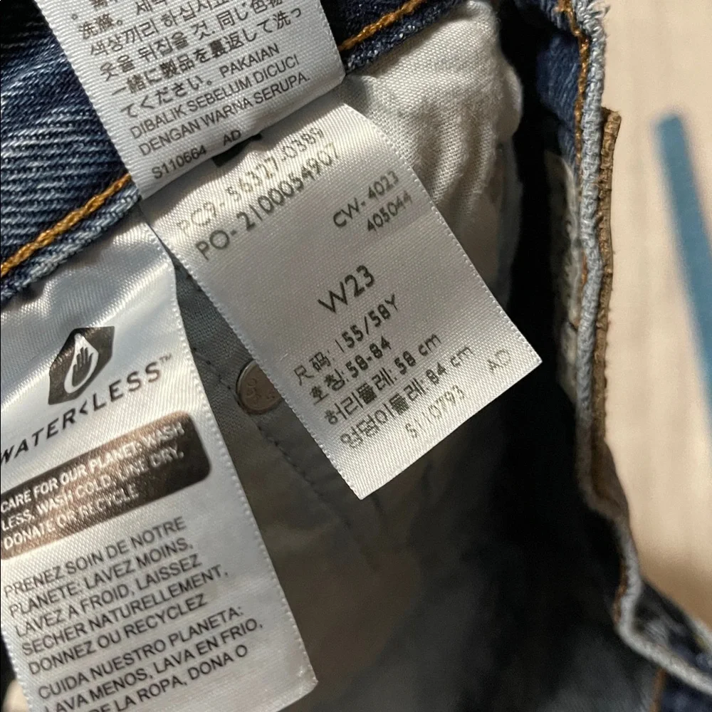 Levi's 501 Women's Classic Blue Jean Shorts | Size 23 - Picture 7 of 7